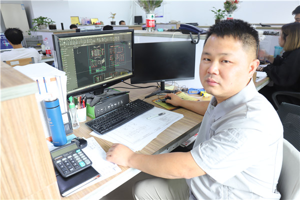 1623030324773097y6kM.jpg 工作中的周昇华.jpg