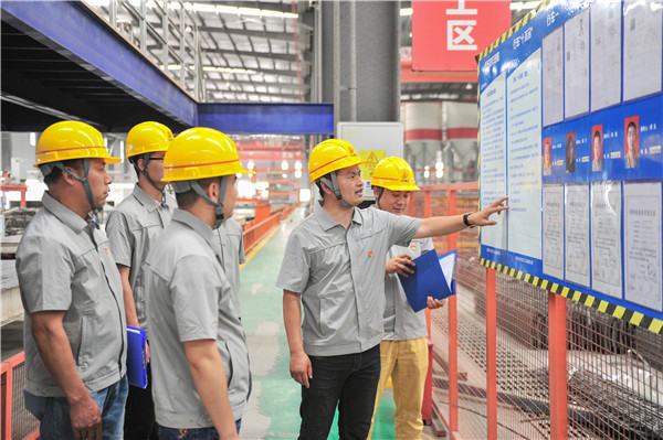 1625021045800489qwQQ.jpg 党员带头做好安全巡检工作.jpg