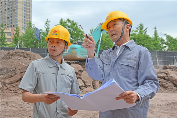 16255602094687079gn2.jpg 吴子祥在现场指导工作.jpg