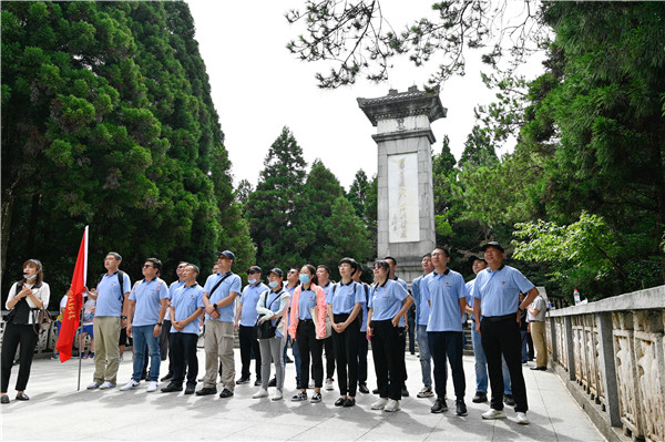 16275360214294864ocm.jpg 黄洋界纪念碑下朗诵毛泽东《西江月井冈山》.jpg